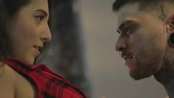 Azgın Kız Arkadaş, Evli Arkadaşı Izlerken Şanslı Adam Tarafından Sikişiyor