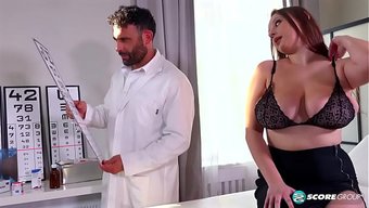 Doktorun, Arzuladığı Her Şeyi Somutlaştıran Hastası Amber Bloom Hakkında Bir Fantezisi Var.