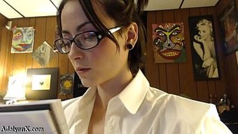 Adalynnx, Daha Aşırı Yumruk Penetrasyonu Ve Kadın Boşalmasıyla Geri Dönüyor