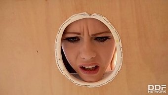 Ella Hughes'Un Duygusal Masajı, Acı Dolu Bir Şaplaklama Seansına Dönüşüyor