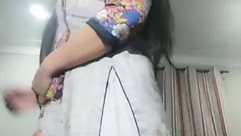 Sarışın Genç Kız Büyük Popolu Asyalı Bebekle Zevk Için Hazır