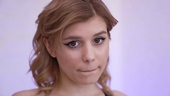 Ilk Kez Anal Yapan Genç, Sert Seks Sırasında Büyük Bir Yarrağa Karşı Koyuyor