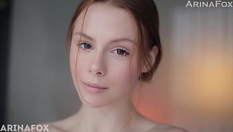 Büyüleyici Kızıl Saçlı, Duygusal Bir Tantrik Dokunuşun Bağlantısını Heyecanla Bekliyor.