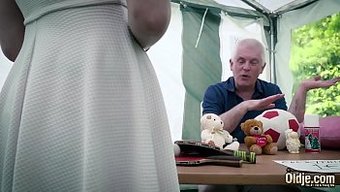 Genç Kadın Yaşlı Bir Adamı Baştan Çıkarır Ve Ona Oral Seks Yapar.