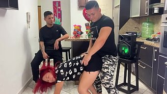 Büyük Yaraklı Arkadaşım Ev Yapımı Bir Videoda Kız Arkadaşımın Götünü Büyük Yarrağıyla Kışkırtıyor