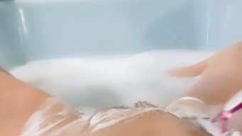 Duşta Bir Kadının Tıraşlı Amcığını Yakın Çekim