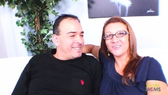 Uyarılmış Orta Yaşlı, Küçük Göğüslü Kadın Salonda Penisin Üzerinde Eğleniyor