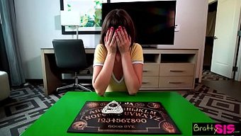 Kardeş Tabusu: Genç Üvey Kız Kardeş, Üvey Abiyi Hayatta Kalmak Için Baştan Çıkarıyor