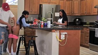 Küçük Memeli Ve Doğal Vücutlu Güzel Kız Arkadaş, Üvey Annesiyle Seks Yapıyor