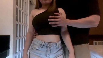 Ateşli Filipinli Hizmetçi, Ev Sahibi Tarafından Bu Ateşli Sahnede Sertçe Beceriliyor.