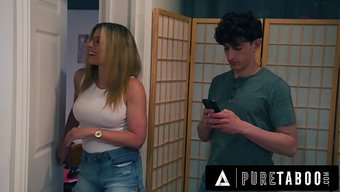 Kurnaz Cory Chase, Kocası Saf Sevgilisi Leana Lovings'I Sikerken Üvey Oğlunu Kapıda Engelliyor.