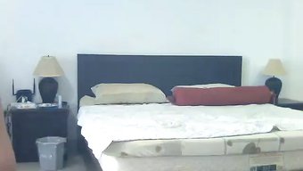 Yaşlı Bir Adam, Genç Bir Trans Kadınla Cinsel Aktivitelere Giriyor.