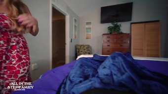 Üvey Annenin Yardımı: Kıvrımlı Sarışın, Üvey Oğluna Durmaksızın Ereksiyon Konusunda Yardımcı Oluyor