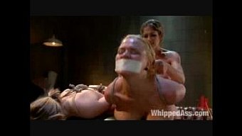 Sert Anal Ve Derin Boğaz Ile Fetiş Strapon Seks