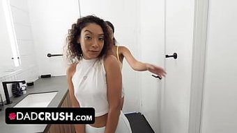 Üvey Kızlar Maya Farrell Ve Sarah Lace, Üvey Babalarıyla Sıcak Bir Üçlüde