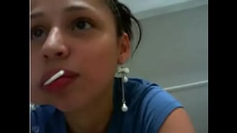 Andrea'Nın Samimi Webcam Şovu, Sıvazlama Ve Striptizle