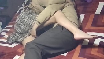 Belli Şartlar Altında Sınıf Arkadaşıyla Sevişmeyi Kabul Etti. Okullu Kız, Sınıf Arkadaşını Gerçek Ev Yapimi Sikişle Dağıttı.