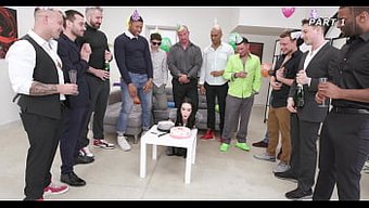 Anna'Nın Derin Boğazı Ve Işeyen Doğum Günü Partisi, Aşırı Boşluklarla Dolu