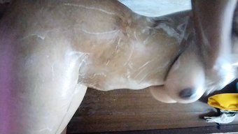 Yaşlı Yenge, Hint Ev Yapımı Videoda Genç Akrabasıyla Mastürbasyon Yapıyor