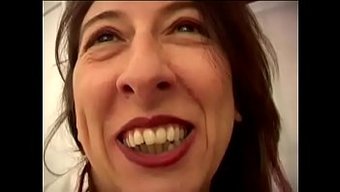 Büyük Göğüslü Kadın Büyük Bir Yarrağı Kıçına Alıyor Ve Hd'De Spermi Yutuyor