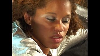 Bir Orospu, Üçlüde Kıçına Iki Sik Alıyor