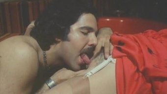 Vintage Güzellik Tutkulu Bir Aşk Ilişkisine Dalıyor