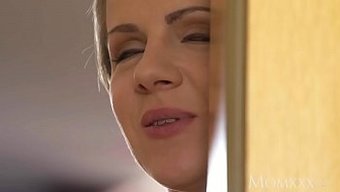 Olgun Anne, Itaatkar Kocasını Yüz Oyunu Ve Sert Seksle Domine Ediyor