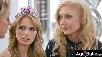 Olgun Nina Hartley Ve Dee Williams, Scarlett Sage Ile Sert Am Oyunu Oynuyorlar