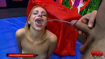 Alman Porno Yıldızı Rebecca Black, Vahşi Bir Grup Seksin Ardından Spermlerle Kaplanıyor