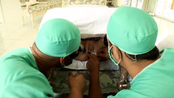 Olgun Bir Doktor, Hastasını Vahşi Bir Grup Seks Seansı Için Baştan Çıkarıyor