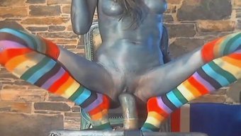 Web Kamerasında Baştan Çıkarıcı Kadın, Dövmeli Vücuduyla Devasa Bir Dildoyu Sürüyor