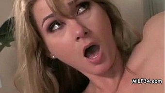 Göğüslü Milf Tatilde Yüzüne Sikişiyor