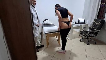 Doktor, Olgun Bir Kadının Anal Deliğini Dış Jinekolojik Randevu Sırasında Inceliyor.