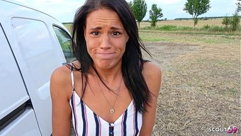 Cılız Latin Sekreter Christy Ley, Patronuyla Dışarıda Kondomsuz Sikişiyor.