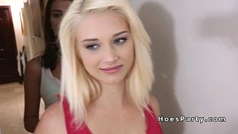 Tıraşlı Amatör Ateşli Hatunlar, Bir Partide Deneyimli Adamlarla Sert Seks Yapıyorlar