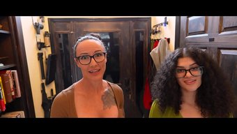 Üvey Annenin Arkadaşı Üvey Oğlunu Baştan Çıkarıyor Ve Sikişiyor (Pov).