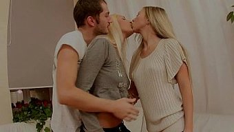 Bir Sıkıcı Yönetmen, Sıcak Bir Üçlüde Kontrolü Ele Alıyor