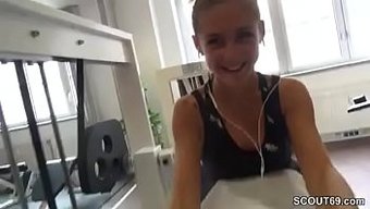 Genç Alman Kız, Spor Salonu Seks Için Bilinmeyen Adamı Baştan Çıkarıyor