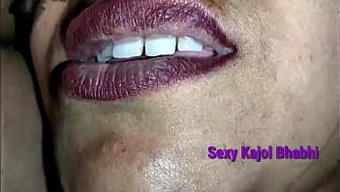 Boşanmış Hintli Anne Ve Arkadaşının Yatağımdaki Vahşi Webcam Seansı.