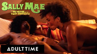 Büyük Memeli Ev Yapımı Esmer, Parmakla Sert Ve Dağınık Hale Geliyor.