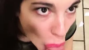 Okul Kızı Bir Adama Oral Zevk Veren Çekim Kaydı