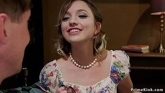 Hanımefendi, Itaatkar Erkek Arkadaşını Domine Ediyor Ve Aşağılıyor