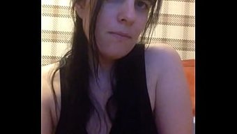 Ev Yapımı Masaj Sırasında Sevimli Bir Esmer Meme Uçunu Kaydırıyor.