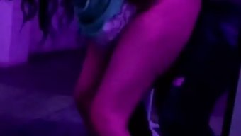 Genç Bir Kadın, Erkek Arkadaşının Yakın Erkek Arkadaşıyla Cinsel Aktiviteye Giriyor.