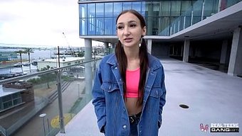 Minyon Genç Carmen Rae'Nin Yoğun Amcığı Gerçek Hayatta Sikişiyor