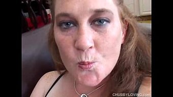 Büyük Göğüslü Tombul Amatör, Orgazma Kadar Mastürbasyon Yapıyor