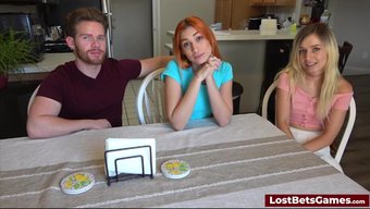 Iki Ince Kadın Soyunuyor Ve Şanslı Bir Adamı Hd Videoda Zevklendiriyor