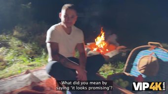 Küçük Göğüslü Güzellik Piknik Yapıyor Ve Steve Q Tarafından Baştan Çıkarılıyor.