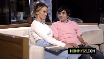 Genç Adam, Ateşli Üvey Annesi Pristine Edge'I Kanepede Becerdi.