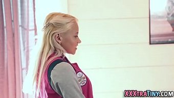 Genç Ve Ateşli Kız, Sikildikten Sonra Suratına Boşalttırdı.